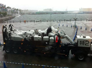 Illustration for article titled Giant Patlabor Mecha Withstands a Real Typhoon